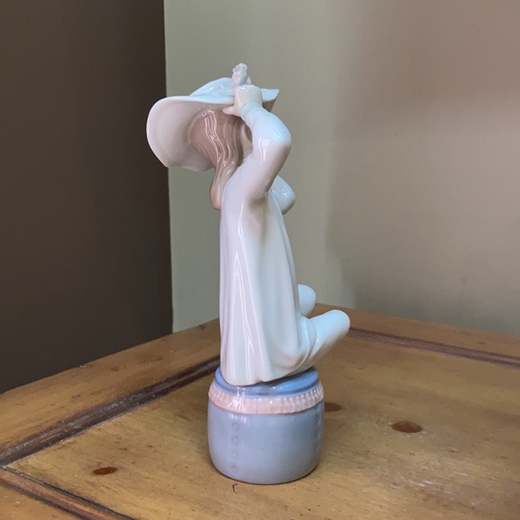 Lladro Girl with Hat 1147 Figurine - Picture 3 of 5